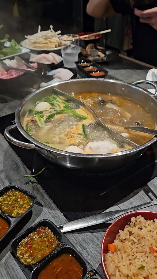 Hot pot tables in a small space